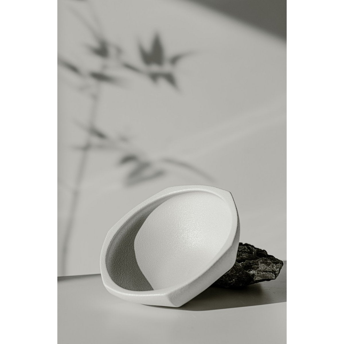Bol KUNYU30WH en céramique, mise en scène artistique