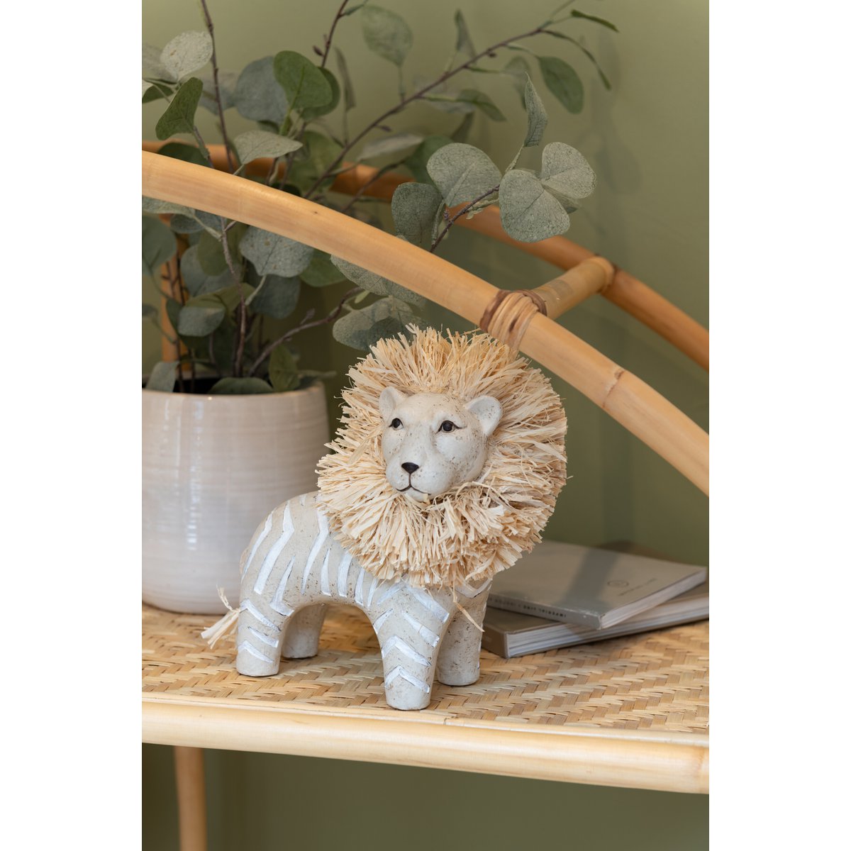 Figurine lion J-Line, détail de la texture en résine