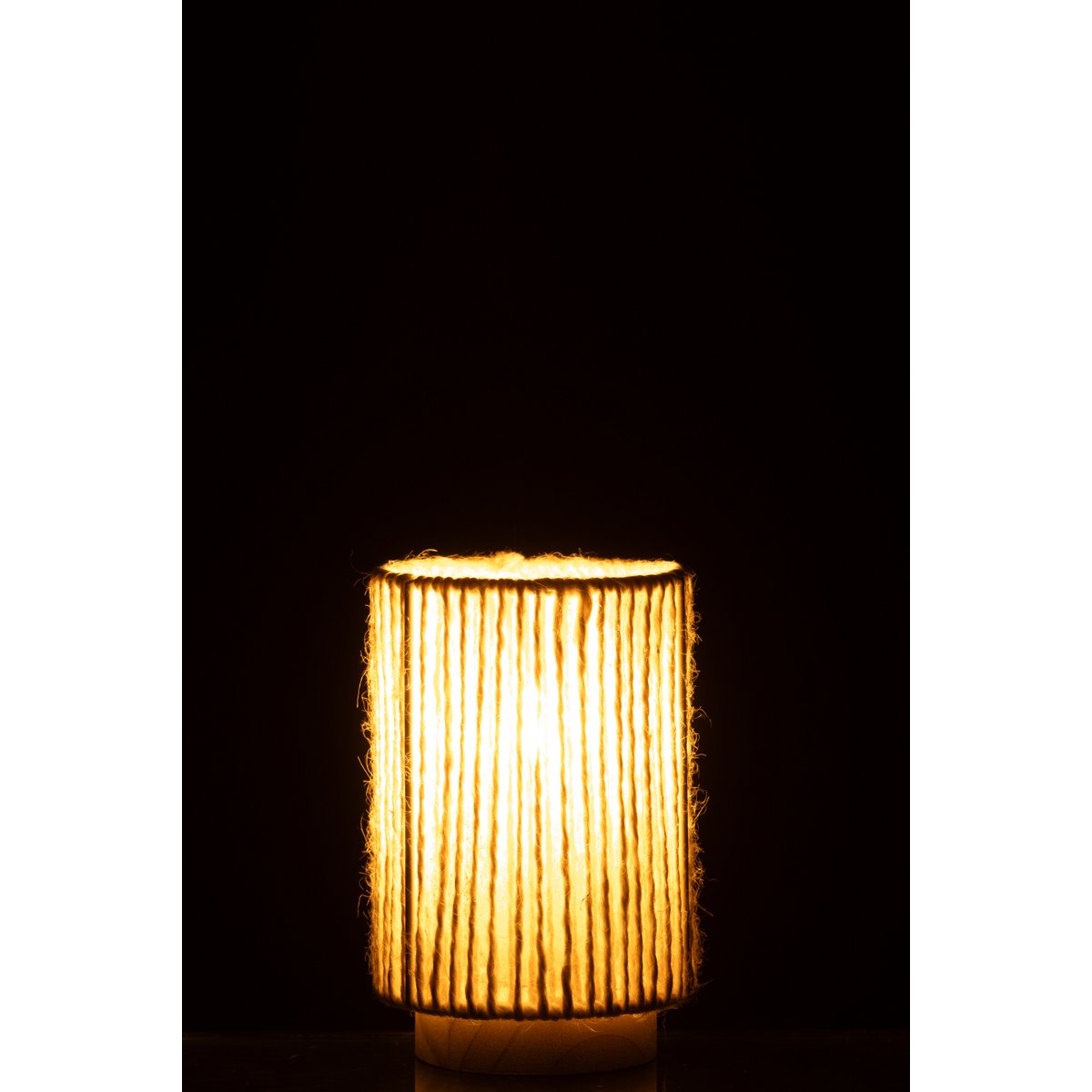 Lampe Cylindre J-Line éclairée dans un salon moderne