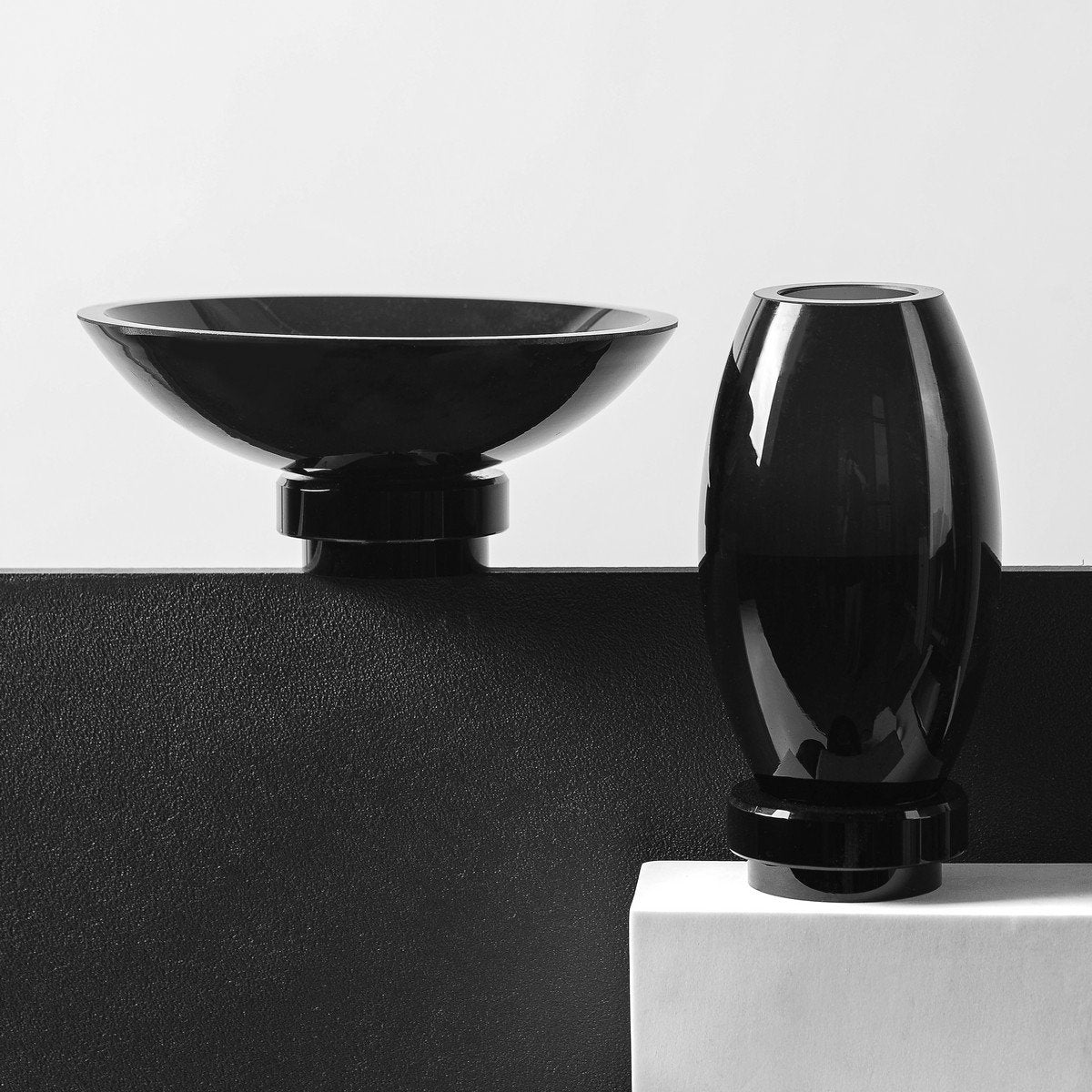 Bol en verre noir au design innovant, vue de face