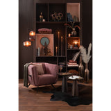 Tapis J-Line en peau de vache noir déployé dans un salon moderne