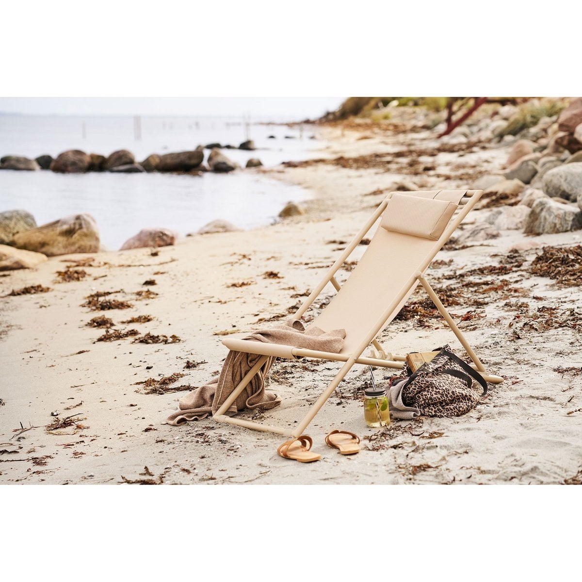 Chaise Curtis en situation dans un jardin moderne