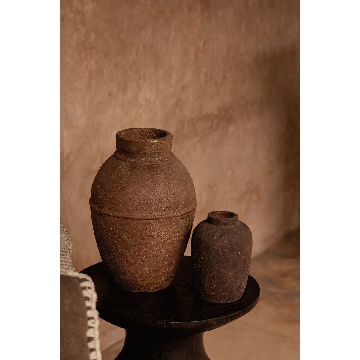 Détail du vase Clay Echo en terre cuite