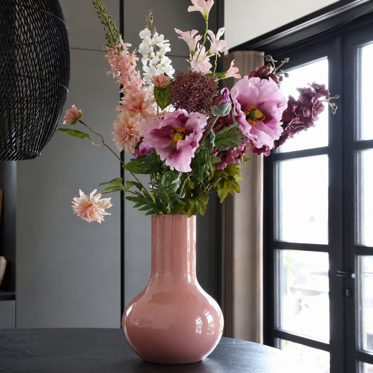 Vase sphérique en verre rose pastel