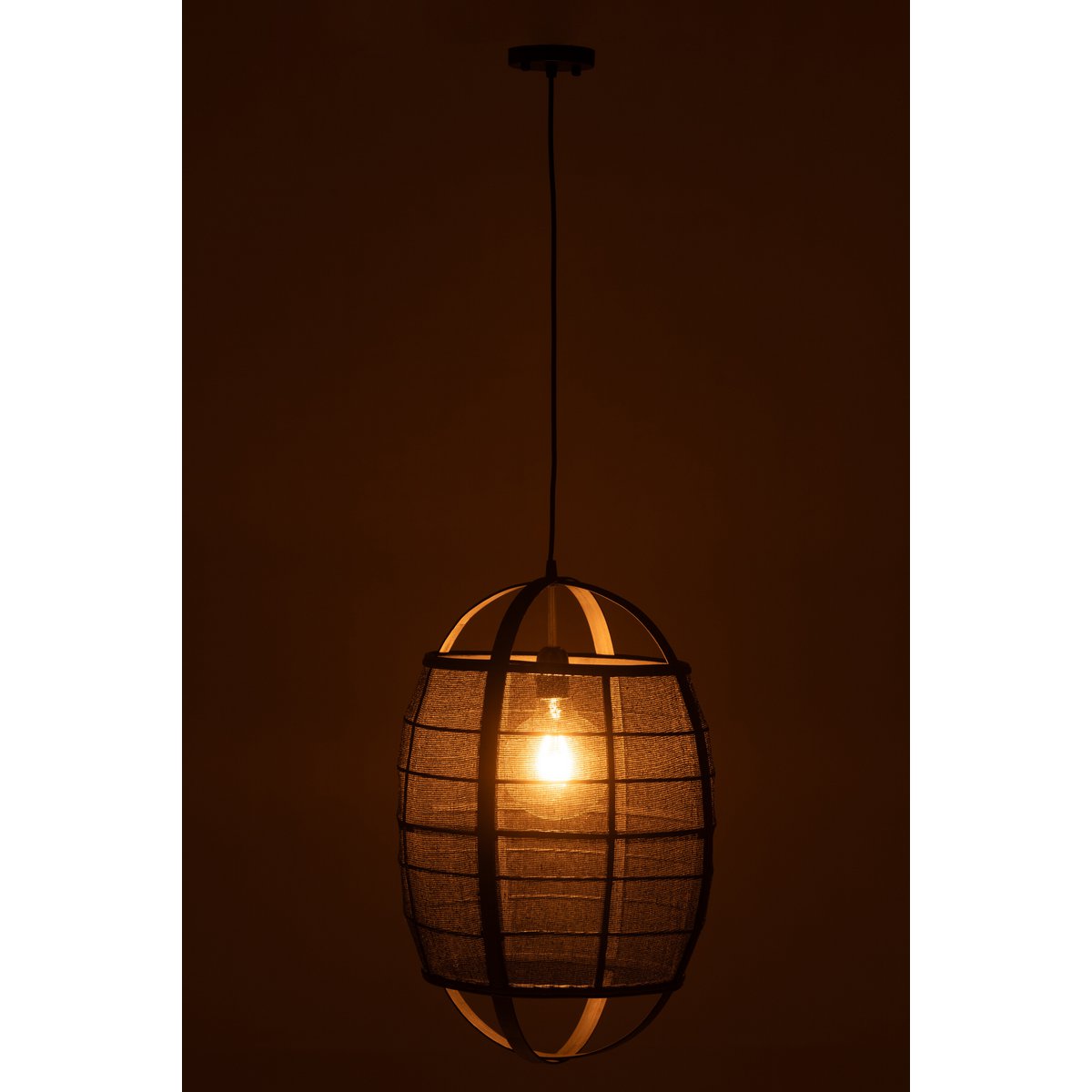 Lampe Ion Lin suspendue dans un salon moderne
