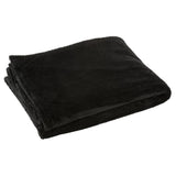 Ambiance cocooning avec la couverture J-Line Snuggle sur un lit