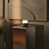 Lampe Leo sur une table en bois - ambiance chaleureuse