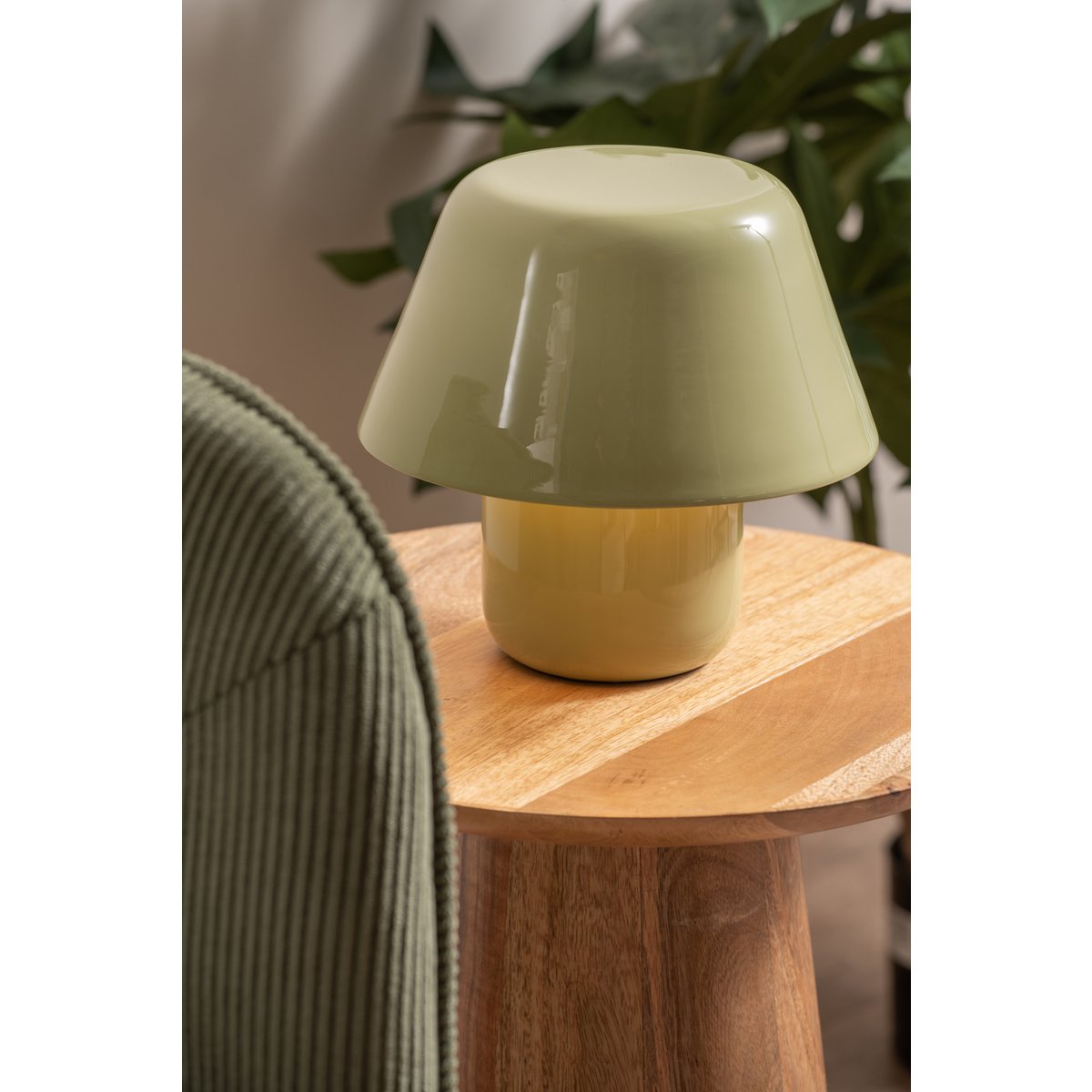 Lampe de table Afan sur une table, ajout de caractère à l'intérieur