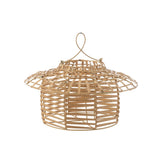Lanterne J-Line en rotin naturel suspendue dans un salon moderne
