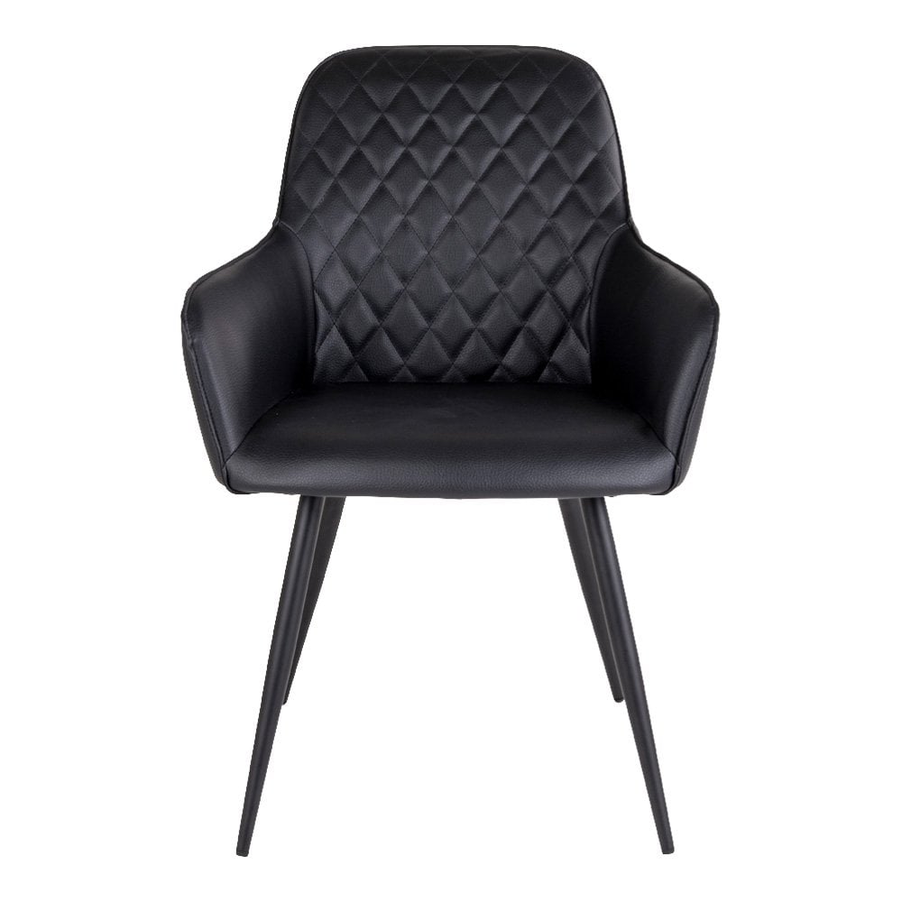 Détail des pieds en métal noir de la chaise Harbo