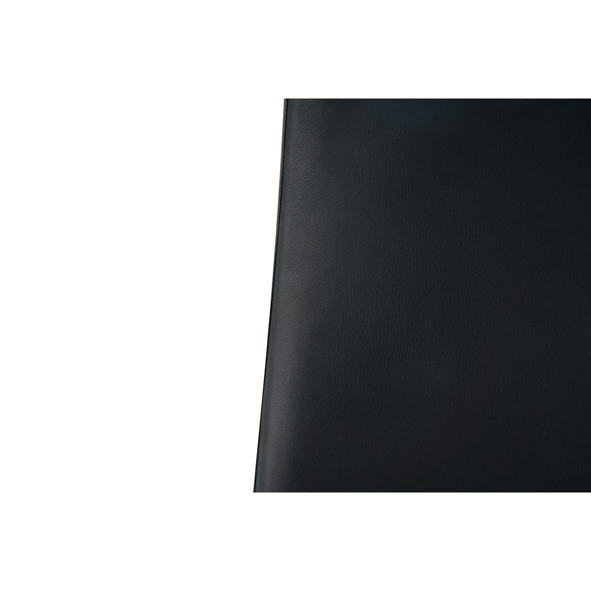 Chaise cantilever noire dans une salle à manger élégante