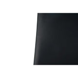 Chaise cantilever noire dans une salle à manger élégante