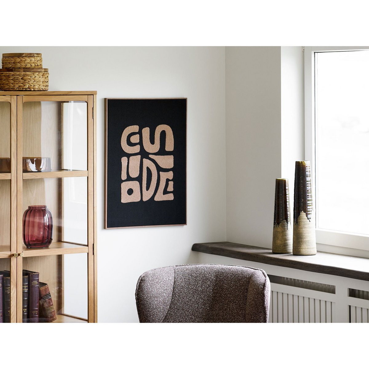 Vase en céramique marron, mise en situation dans un salon