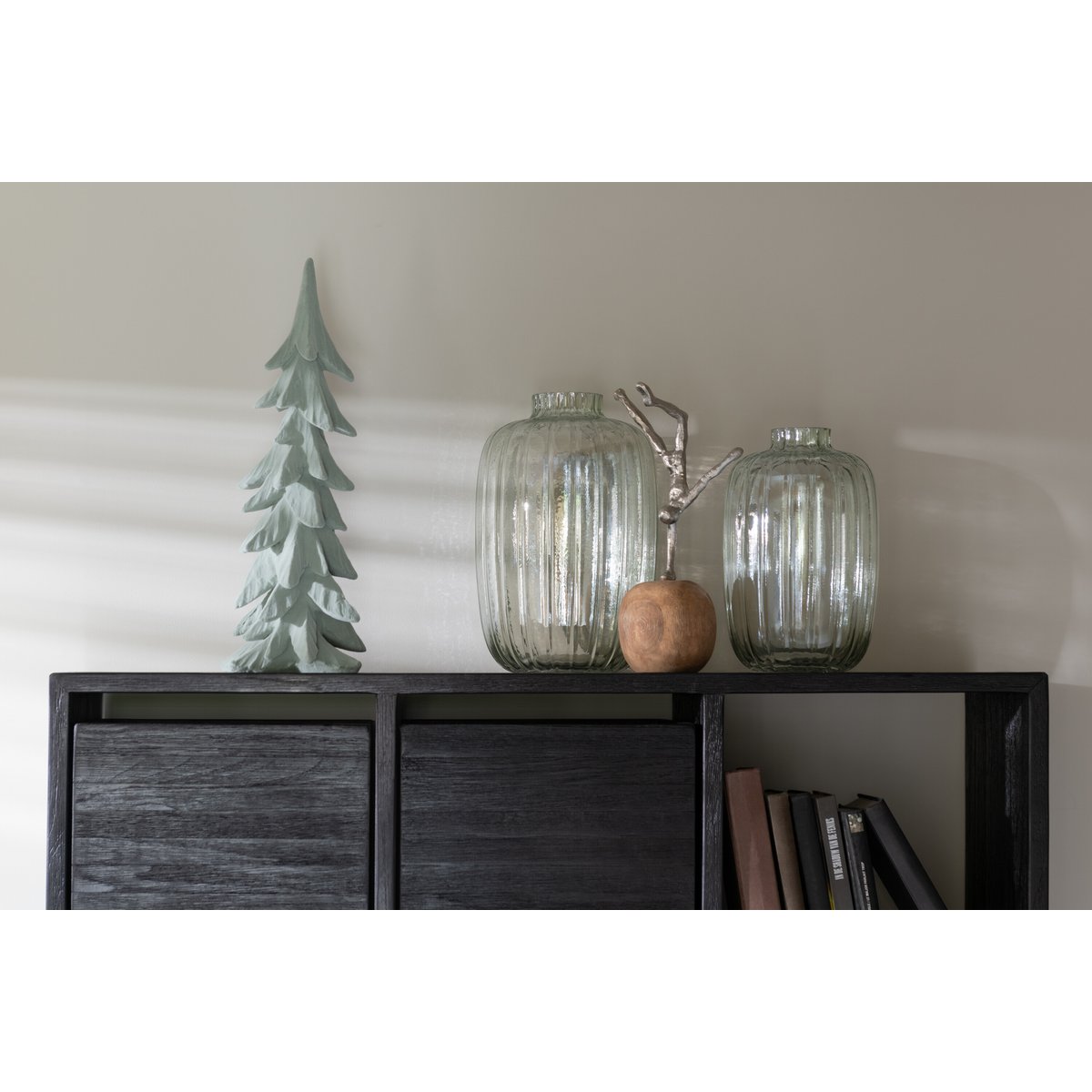 Vase en verre vert J-Line, en situation dans un salon moderne