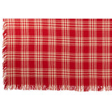 Plaid J-Line drapé sur un canapé élégant
