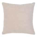 Coussin Savannah beige bouclé sur canapé moderne