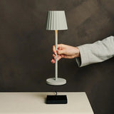 Lampe à poser côtelée rechargeable en métal gris