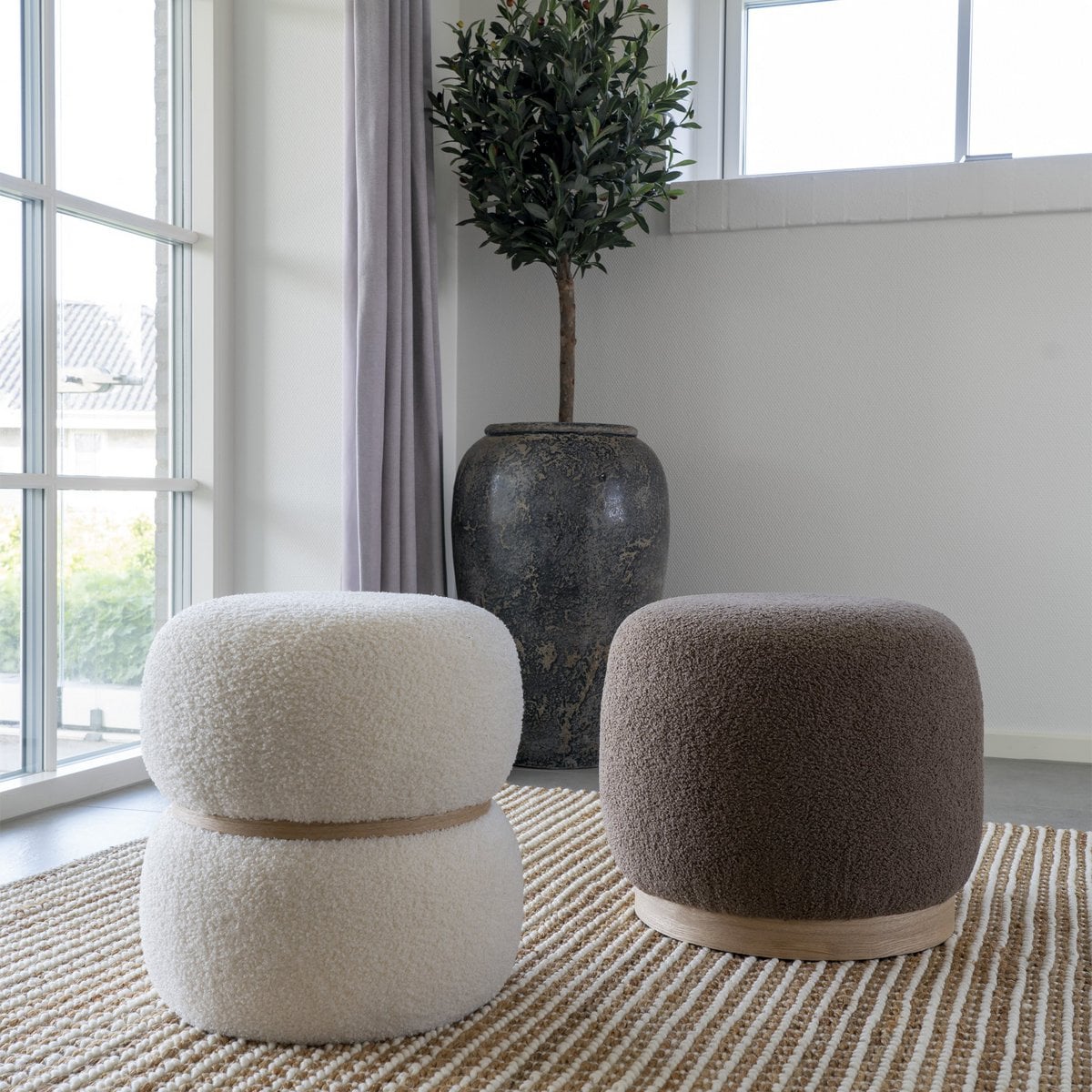 Détail du tissu doux du pouf Belfort marron