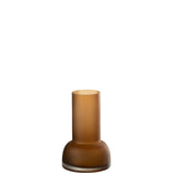 Vase Yoko en verre marron sur une table, décor chic et moderne.
