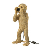 Lampe J-Line Monkey sur une table moderne, ambiance cosy