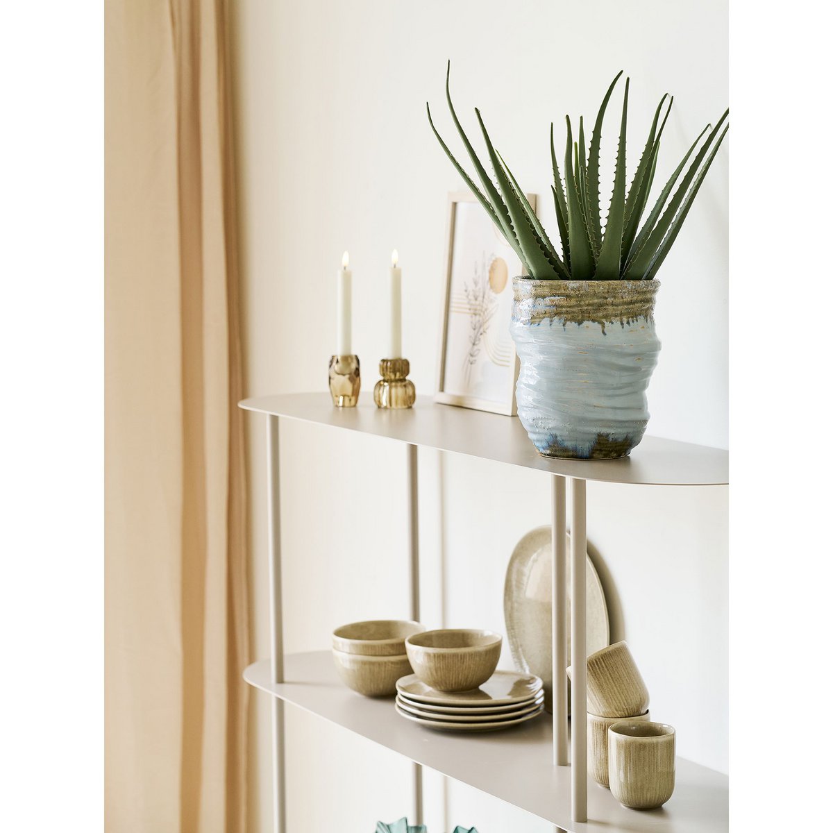 Étagère Rieti avec décoration minimaliste