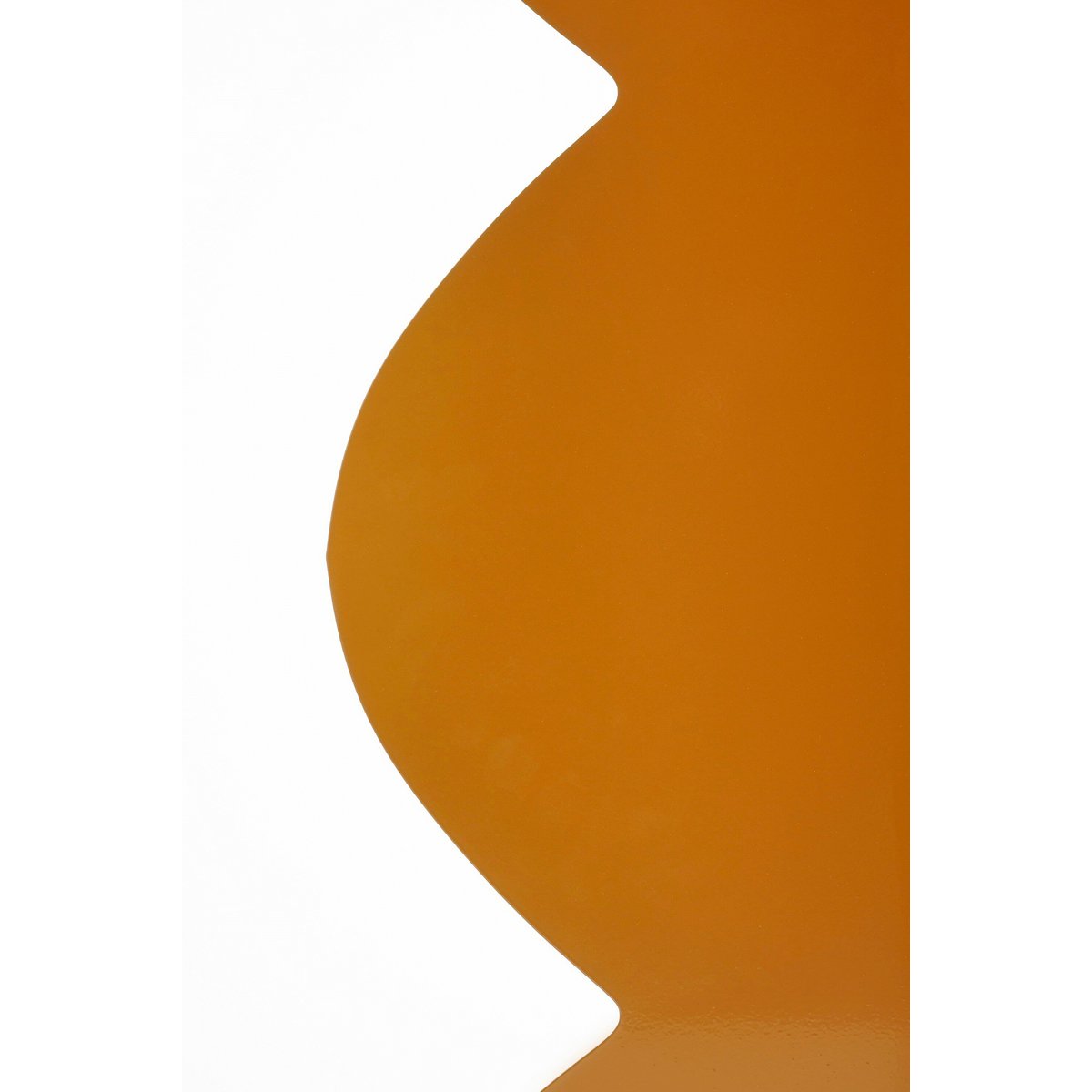 Table d'appoint Rafi Marron - mise en scène avec des accessoires décoratifs.