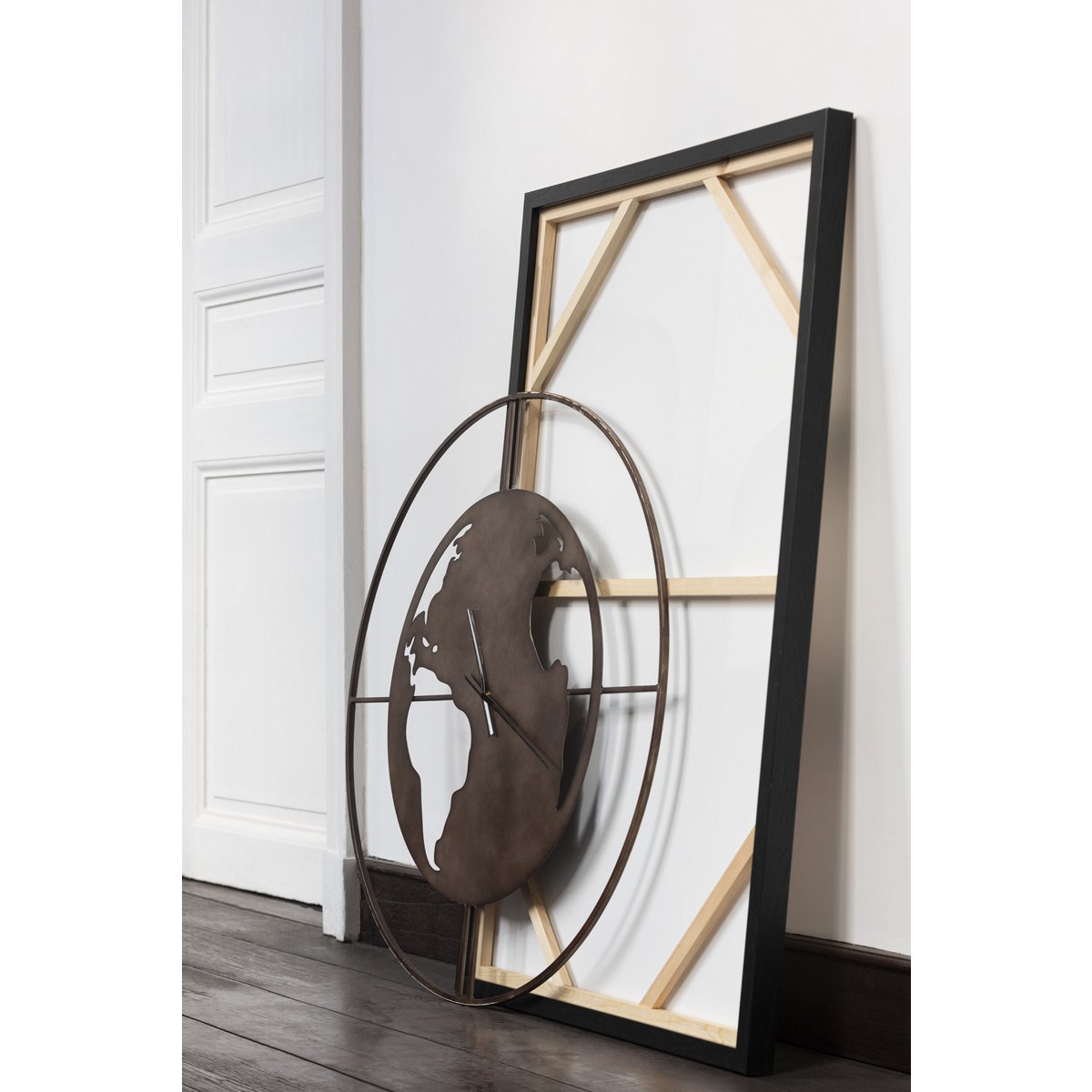Détail de l'horloge J-Line Klok World Map - finition élégante en métal