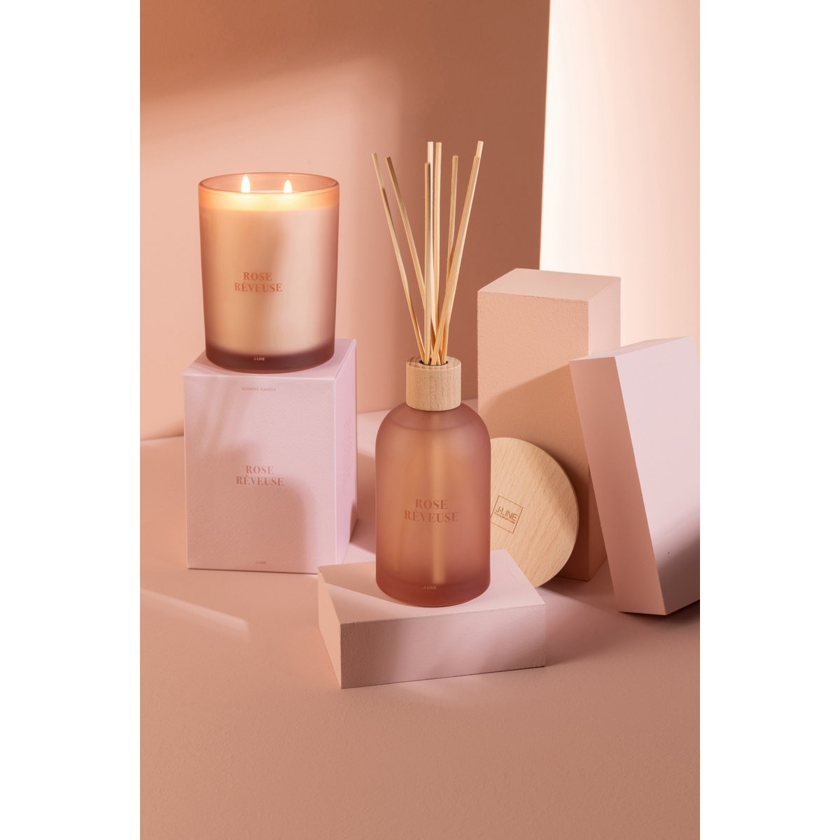 Bougie parfumée J-Line avec motif floral en arrière-plan