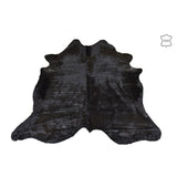 Vue d'ensemble du tapis peau de vache noir J-Line dans un intérieur élégant