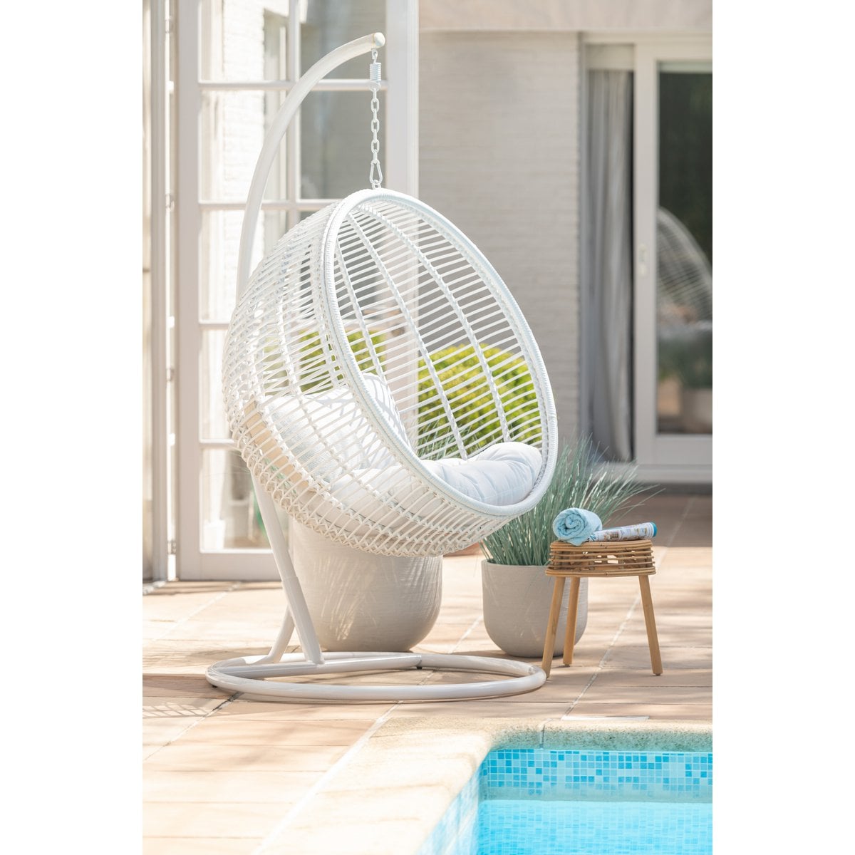 Chaise suspendue J-Line dans un salon élégant