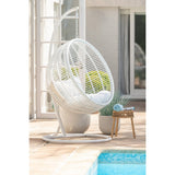 Chaise suspendue J-Line dans un salon élégant