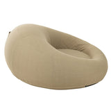 Vue aérienne du matelas beignet beige dans un jardin moderne