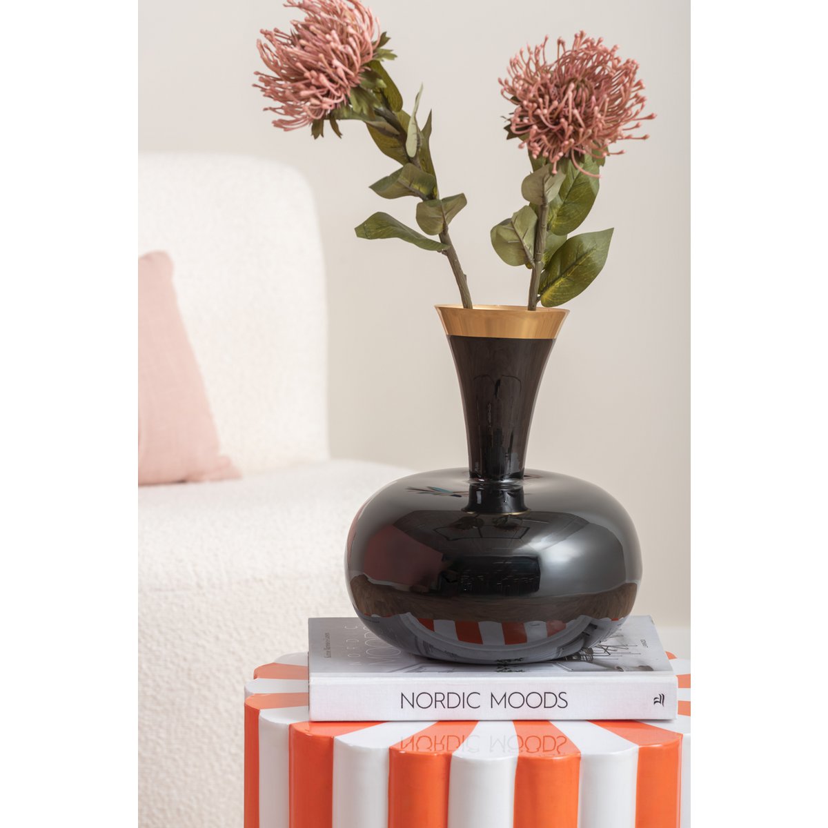 Vase Yara Grand en fer noir mat, en situation sur une table