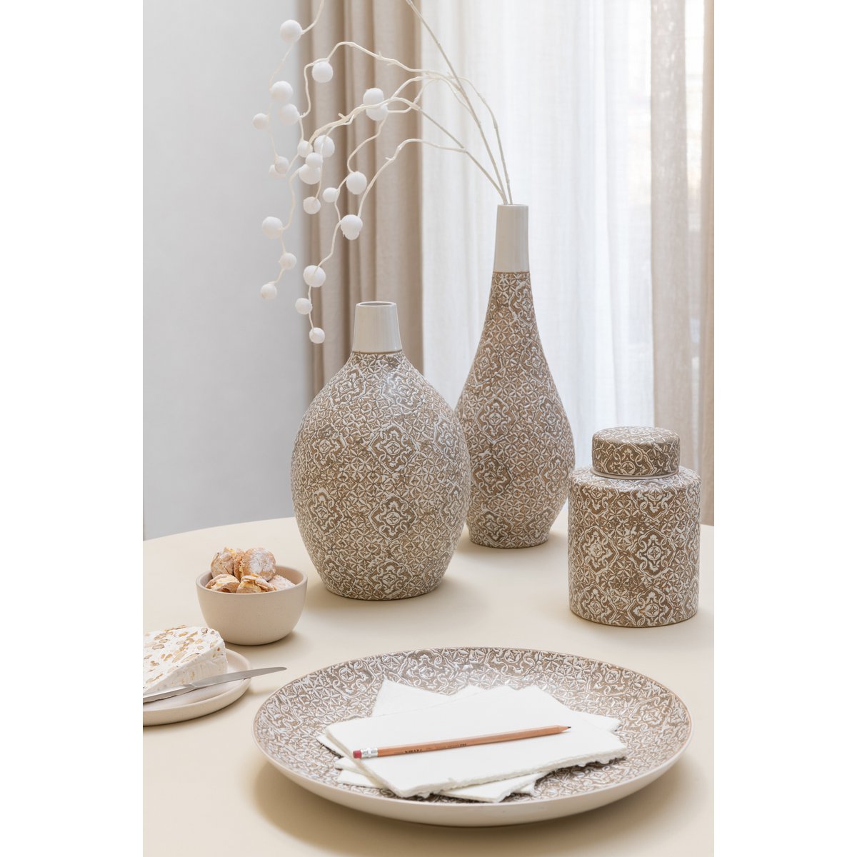 Vase décoratif Wabi en porcelaine sur une table moderne