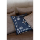 Coussin carré J-Line sur un canapé, ajoutant une touche de décoration bohème.