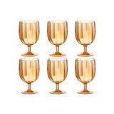 Verres à vin J-Line en plastique orange sur une table élégante