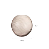 Vase J-Ribbels rose, gros plan sur la texture du verre et la couleur