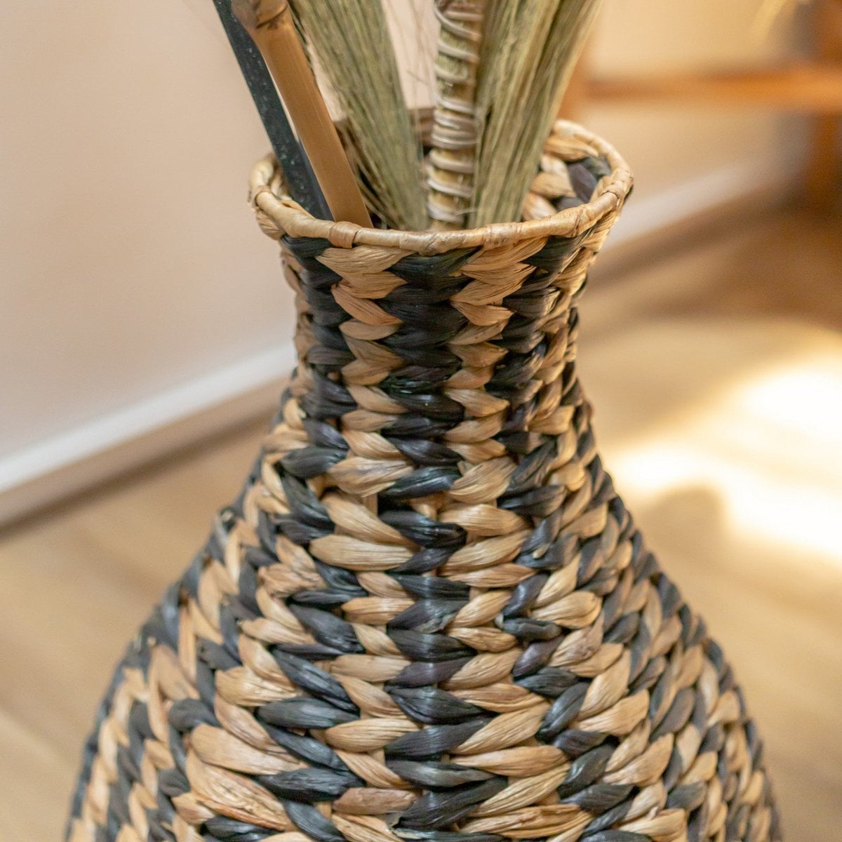 Vase boho DAYANA noir sur une table moderne