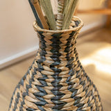 Vase boho DAYANA noir sur une table moderne