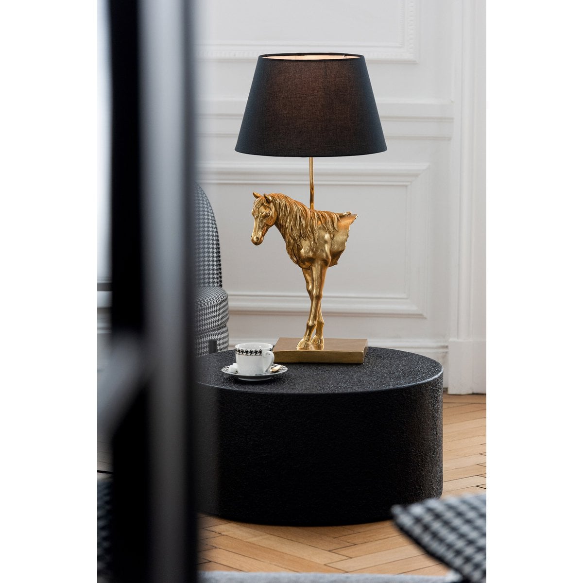 Lampe de table J-Line Devant de cheval sur une table moderne