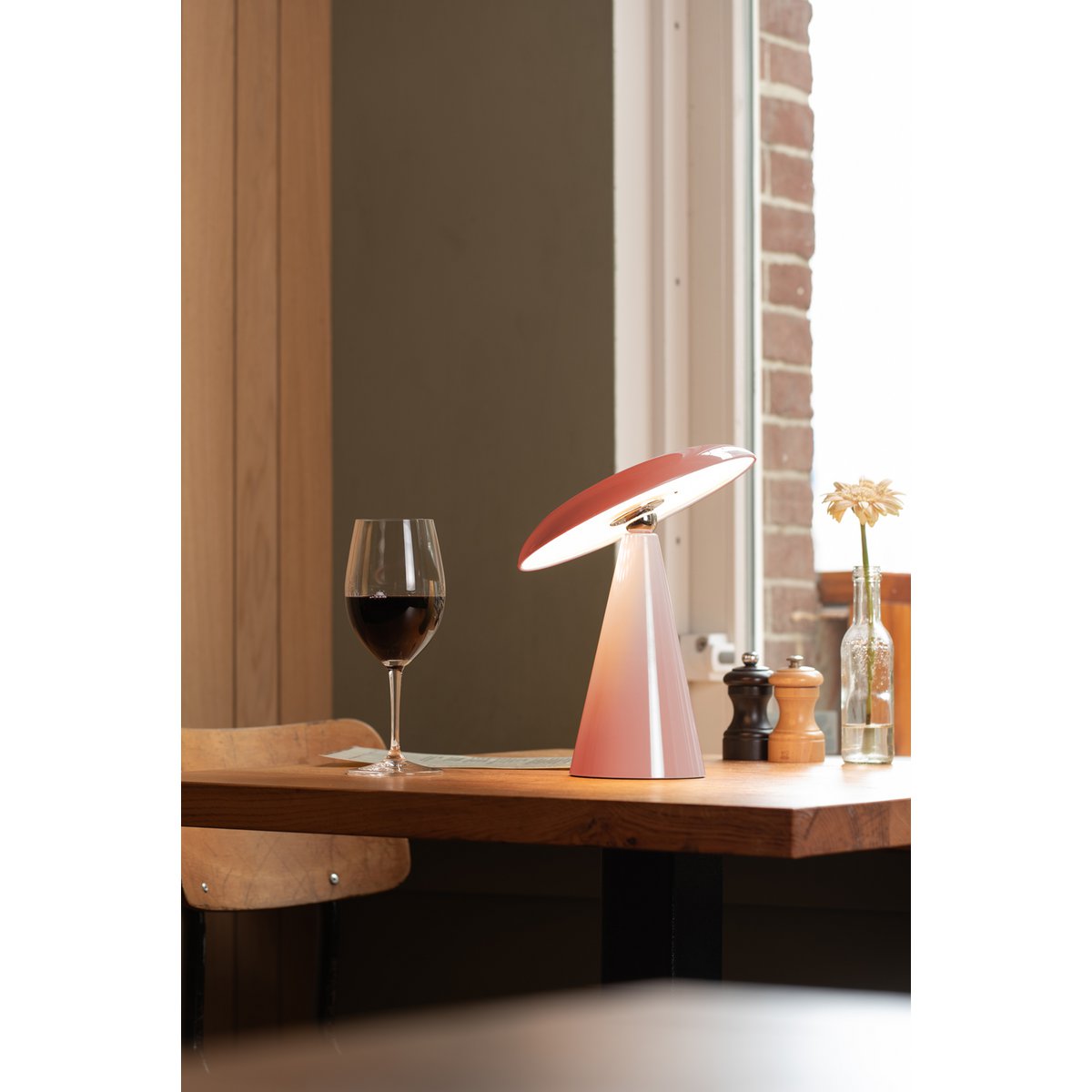 Vue latérale de la lampe Phoebe LED, dimensions et style