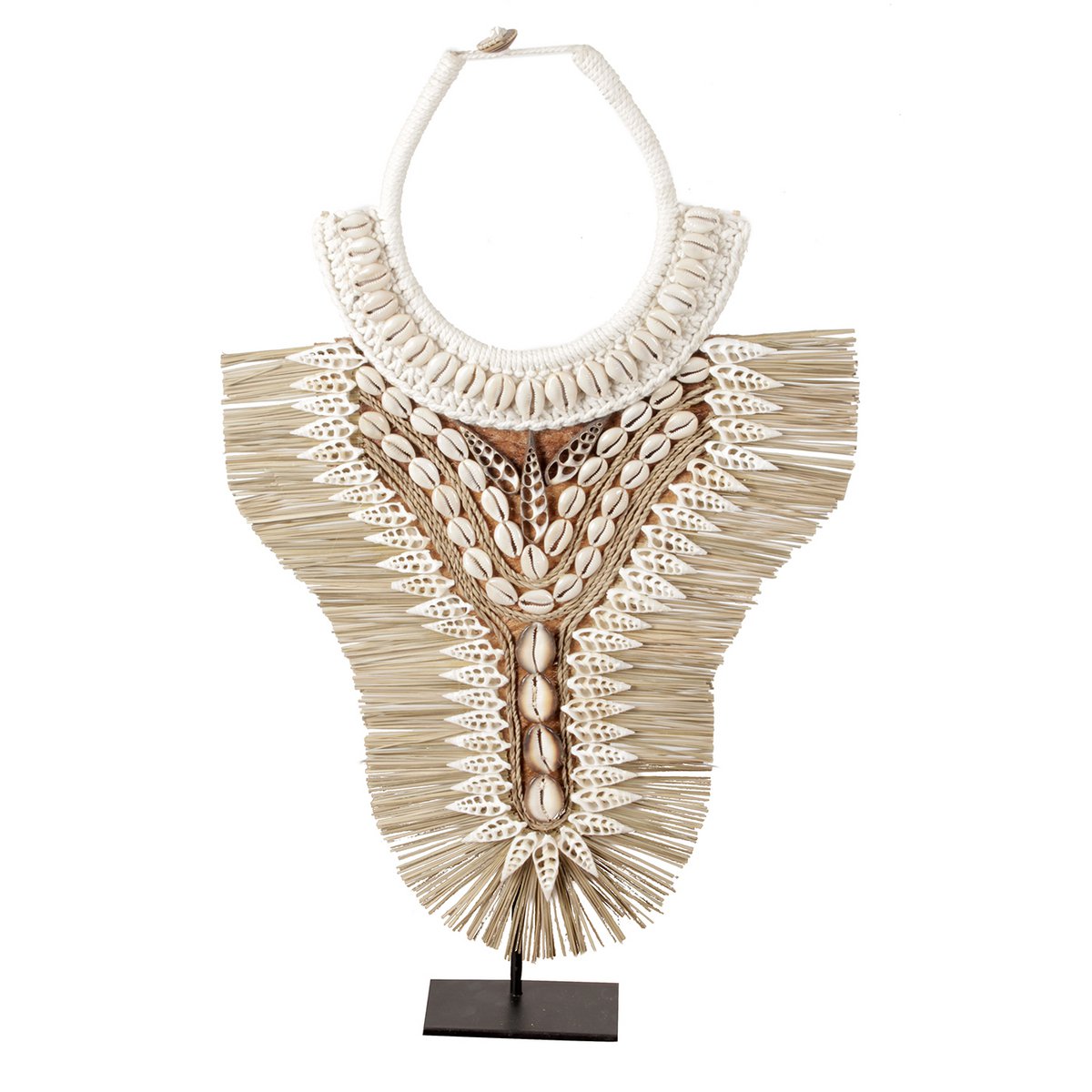 Collier de coquille J69 sur support en métal, vue de face