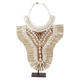Collier de coquille J69 sur support en métal, vue de face