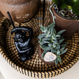 Ornement singe assis en polystone noir