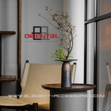 Vase ULF20 sur une table moderne