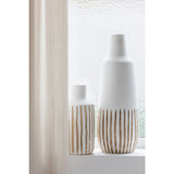 Détail du vase Ying, finition en bois blanc, design scandinave
