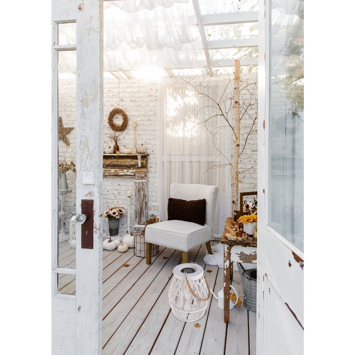 Lampe Korbinian sur une table de jardin avec décor floral