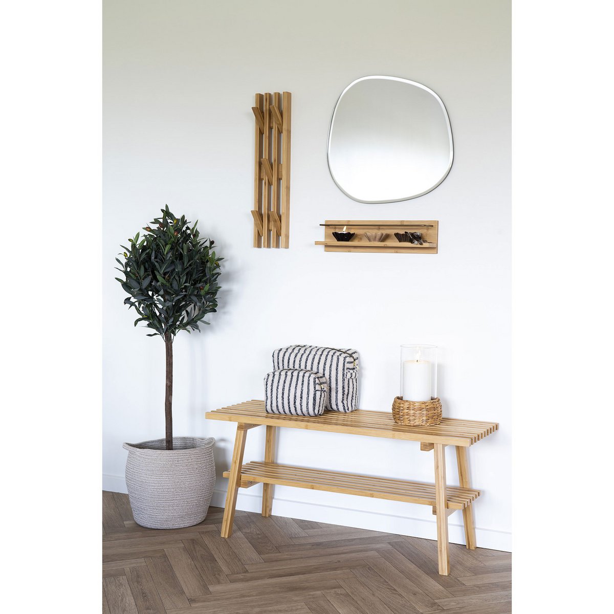 Vue de côté du porte-manteau en bambou naturel