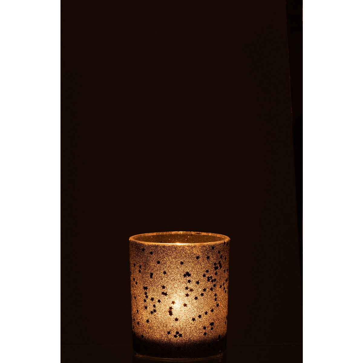 Bougeoir J-Line Stars sur une table, ajoutant une touche chic