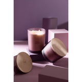 Vue latérale de la bougie J-Line Figue Frivole, couleur mauve éclatante.